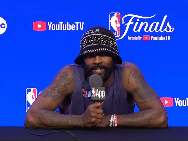 Kyrie Irving tunjukkan kepercayaan dan rasa hormat kepada staf pelatih, yang sangat penting untuk menjaga moral dan fokus tim. (Foto: NBA)