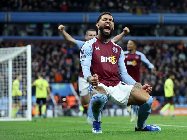 Aston Villa mulai pasang harga untuk Douglas Luiz, yang saat ini menjadi salah satu pemain incaran Arsenal di bursa transfer musim panas / via Getty Images