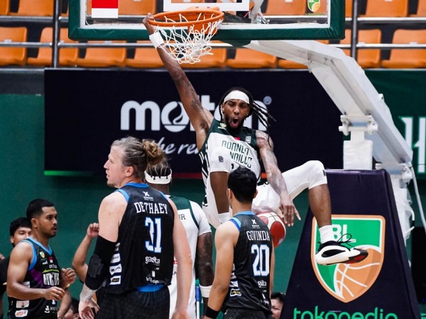 Mike Qualls lega bisa bantu Borneo menang lawan Hangtuah.