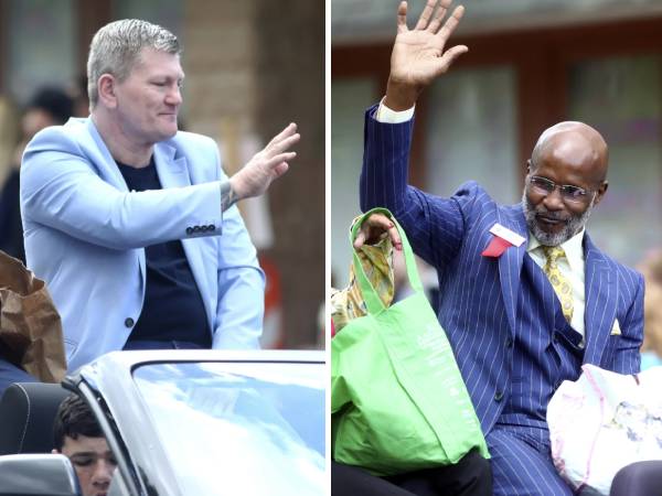 Ricky Hatton (kiri) dan Michael Moorer disambut saat iring-iringan Boxing Hall of Fame Parade of Champions di Canastota, New York, pada Minggu (9/6). (Foto: AP)