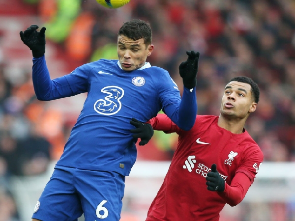 Thiago Silva saat berduel dengan Cody Gakpo