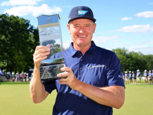 Ernie Els berpose dengan trofi American Family Insurance Championship. (Foto: Golf Digest)