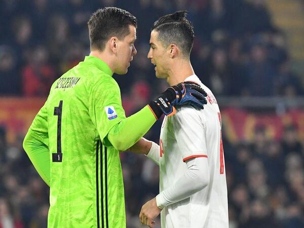 Wojciech Szczesny dilaporkan sudah setuju secara verbal untuk pindah ke Al-Nassr, dan bereuni lagi dengan eks rekan setimya di Juventus, Cristiano Ronaldo / via Getty Images