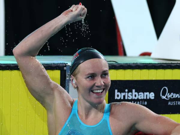 Ariarne Titmus merayakan rekor dunia baru dalam uji coba seleksi renang Australia 2024 di Brisbane. (Foto: ABC Australia)