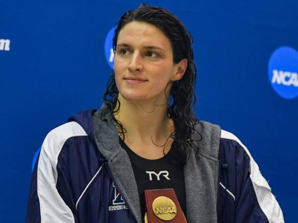 Lia Thomas berpose dengan gelar kemenangan di Kejuaraan Renang Nasional Divisi I NCAA. (Foto: Reuters)