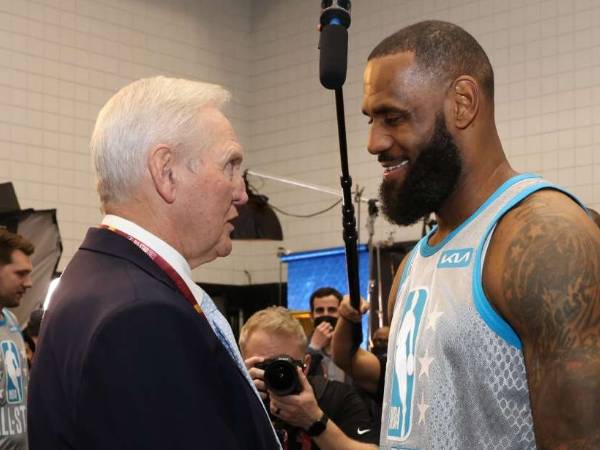 LeBron James (kanan) dan Jerry West di sela-sela All-Star Game pada 2022. (Foto: AP)