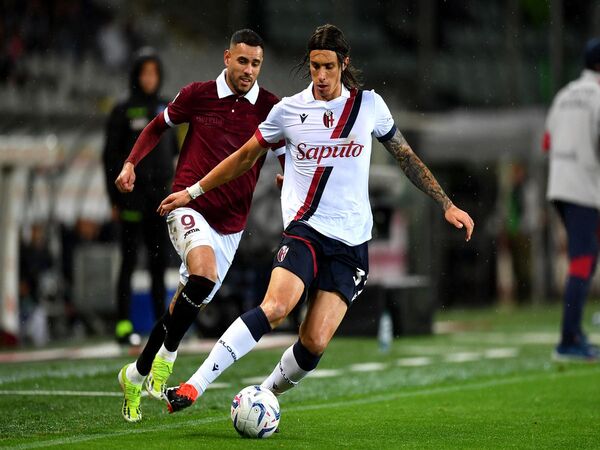 Riccardo Calafiori mendapatkan masukan dari eks gelandang Italia untuk pindah ke Arsenal daripada ke Juventus musim panas ini / via Getty Images