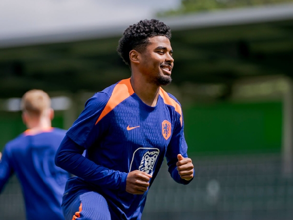 Aston Villa mengincar bek kiri Chelsea, Ian Maatsen