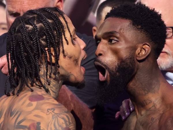 Frank Martin (kanan) dan Gervonta Davis. (Foto: Ring TV)