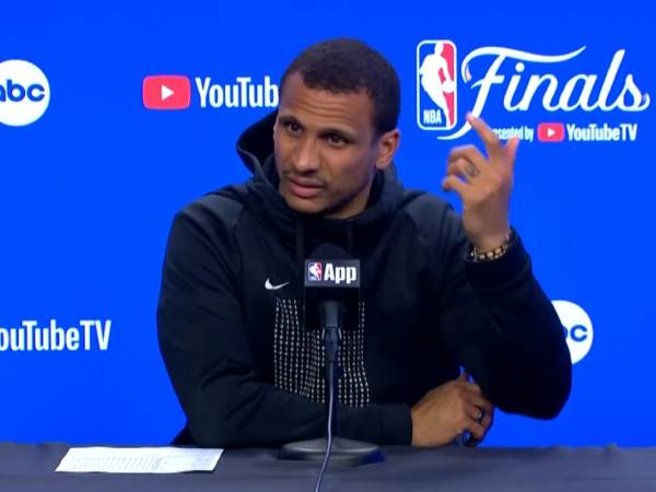 Joe Mazzulla menunjukkan bahwa intensitas pertahanan Dallas mengganggu alur serangan Boston. (Foto: NBA)