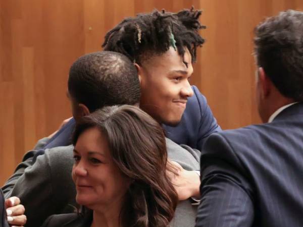 Terrence Shannon (tengah) memeluk tim pengacaranya setelah dinyatakan tidak bersalah dalam kasus pemerkosaan. (Foto: Illnois News)