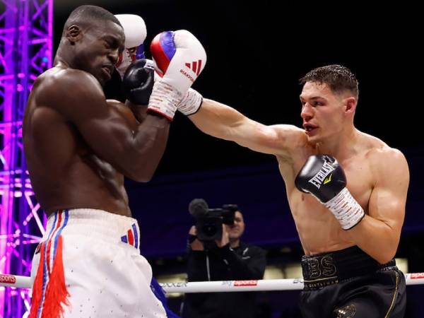Chris Billam-Smith (kanan) mendominasi Richard Riakporhe dalam pertemua kedua di London. (Foto: ESPN)