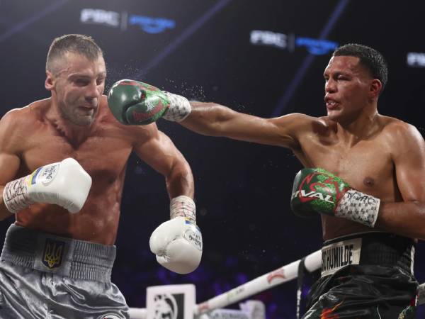 David Benavidez (kanan) sempat dibuat repot Oleksandr Gvozdyk sebelum mengalahkannya dengan kemenangan angka mutlak. (Foto: AP)