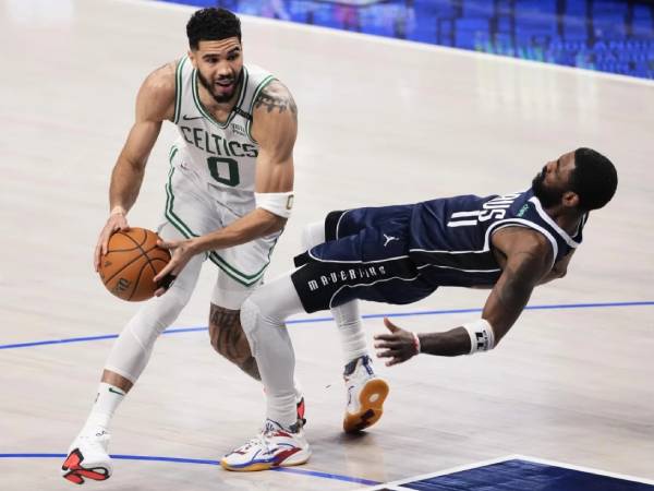 Bintang Boston Celtics Jayson Tatum (kiri) berharap penonton TD Garden akan memberikan energi yang tak tertandingi. (Foto: AP)