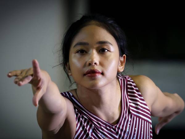 Rifda Irfanaluthfi mempersiapkan penampilannya bersama pesenam idolanya, pesenam Amerika Serikat, Simone Biles. (Foto: Reuters)