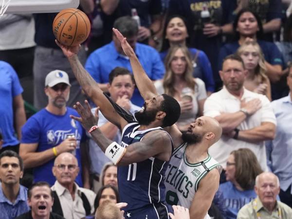 Bintang Dallas Mavericks Kyrie Irving (kiri) memupus 13 kekalahan beruntun melawan Celtics di Game 4 pada Jumat (14/6) lalu. (Foto: AP)