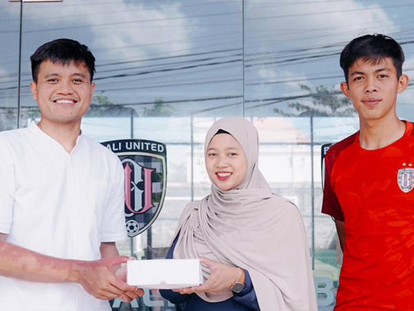 Bali United berbagi daging kurban dengan warga