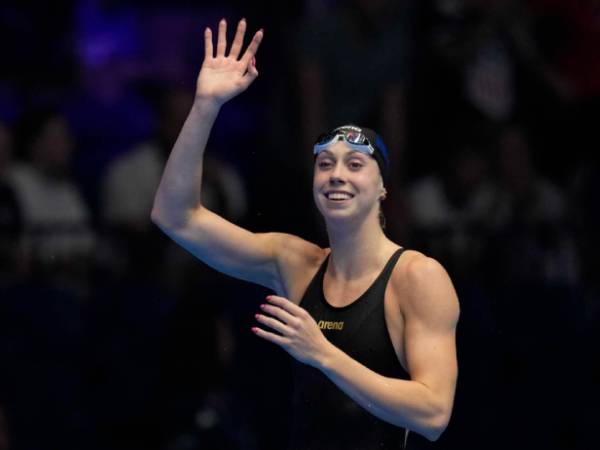 Gretchen Walsh merayakan kemenangannya di nomor 100 meter gaya kupu-kupu dalam seleksi renang Olimpiade AS di Indianapolis pada Minggu (16/6). (Foto: AP)