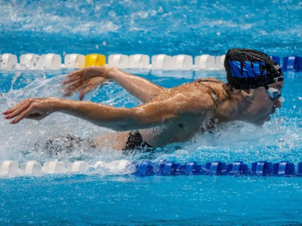 Gretchen Walsh berkompetisi di nomor 100 meter gaya kupu-kupu di seleksi renang Olimpiade AS di Indianapolis pada Minggu (16/6). (Foto: AP)
