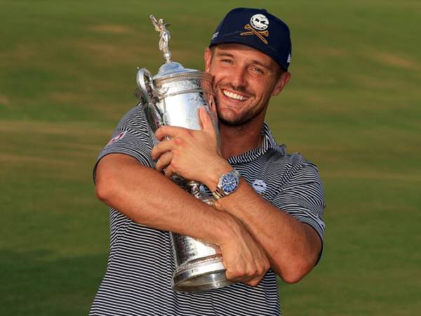 Bryson DeChambeau berpose trofi US Open 2024. (Foto: Golf Digest)