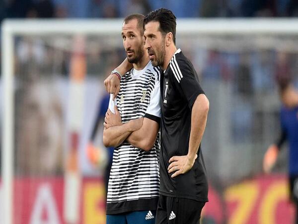 Giorgio Chiellini mendukung penuh sahabatnya yaitu Gianluigi Buffon, yang sekarang mendapatkan mandat untuk menjadi Kepala Delegasi di Timnas Italia / via Getty Images