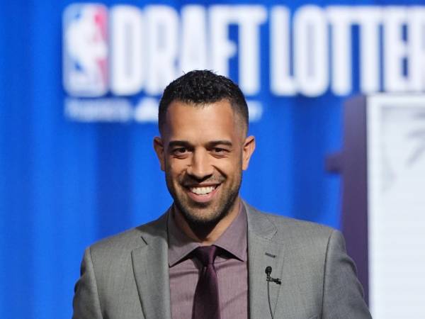 Landry Fields tersenyum saat undian draft NBA pada 12 Mei lalu. (Foto: AP)