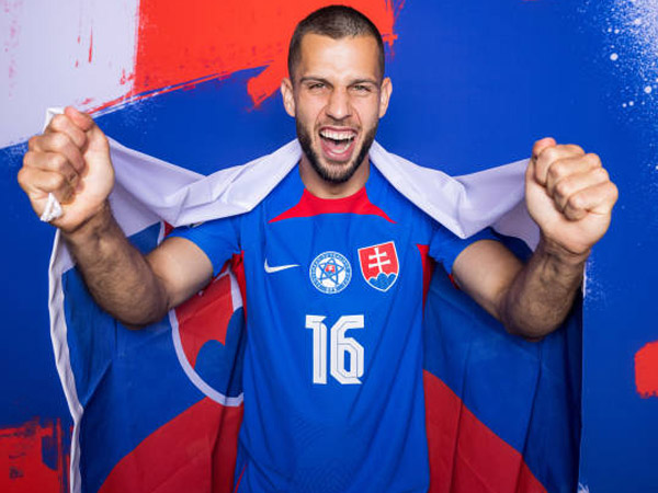 Minati David Hancko dari Feyenoord, Liverpool Lakukan Kontak