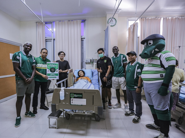 Persebaya Surabaya menyerahkan tiket terusan untuk orangtua yang anaknya lahir 18 Juni