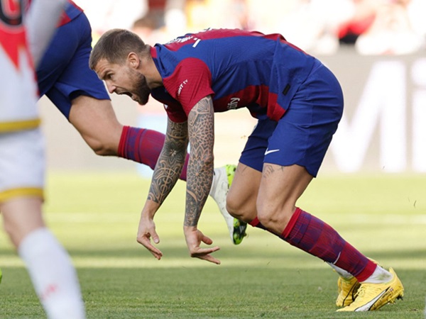 Inigo Martinez Berkomitmen Penuh untuk Bertahan di Barcelona