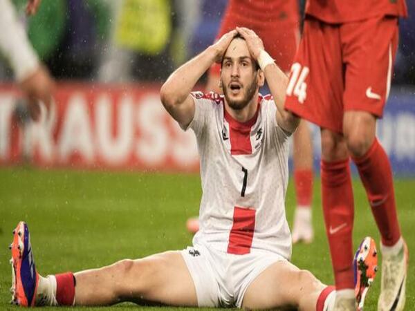 Khvicha Kvaratskhelia menegaskan baru akan fokus menentukan masa depannya di level klub, usai menuntaskan tugasnya bersama Timnas Georgia di ajang EURO 2024 / via Getty Images