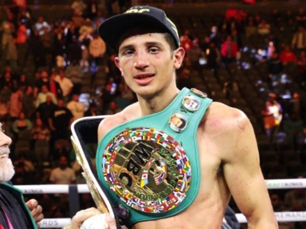 Sebastian Fundora berpose dengan sabuknya setelah mengalahkan Tim Tszyu pada Maret lalu. (Foto: Ring TV)