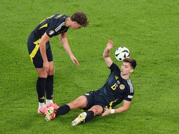 Kieran Tierney mengalami cedera hamstring