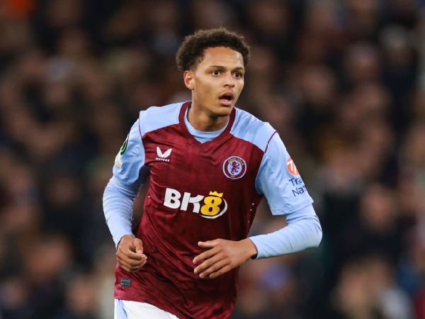 Penyerang Aston Villa, Omari Hutchinson, segera pindah ke Chelsea