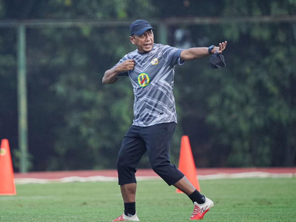Pelatih Barito Putera, Rahmad Darmawan memimpin latihan timnya