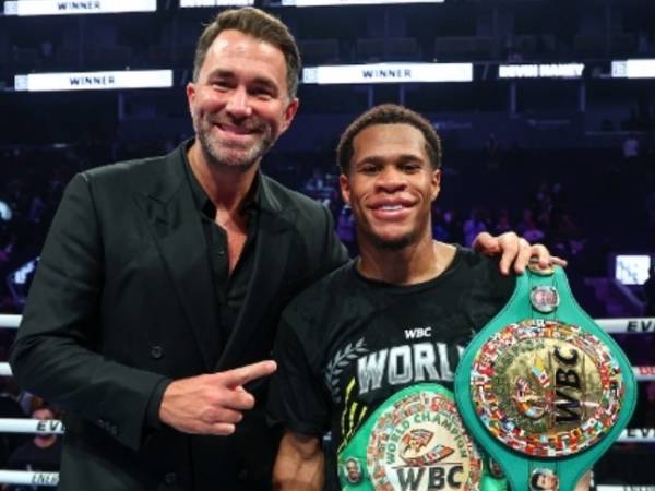 Devin Haney (kanan) dan bos Matchroom Boxing, Eddie Hearn. (Foto: Ring TV)