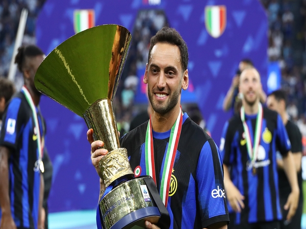 Gelandang Inter Milan yaitu Hakan Calhanoglu, dilaporkan masuk dalam radar Bayern Muenchen pada bursa transfer musim panas kali ini / via Getty Images