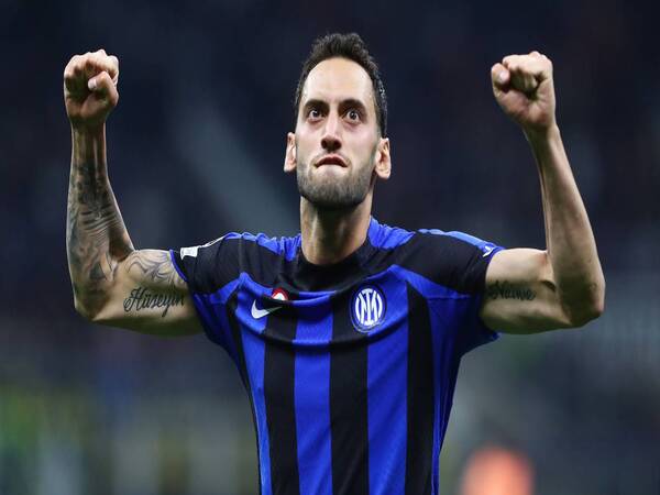 Inter Milan dilaporkan mulai terganggu dengan negosiasi Bayern Muenchen untuk mendatangkan Hakan Calhanoglu pada musim panas ini / via Getty Images
