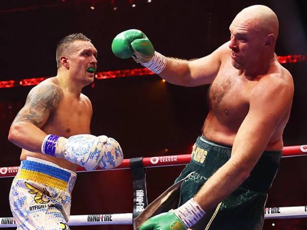 Tyson Fury (kanan) dan Oleksandr Usyk dalam duel pertama pada 18 Mei lalu. (Foto: AP)