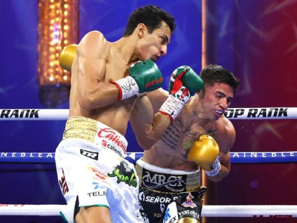 Rafael Espinoza (kiri) menghentikan Sergio Chirino di ronde keempat akhir pekan lalu. (Foto: Top Rank)