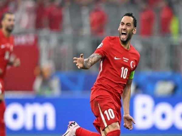 Hakan Calhanoglu dengan tegas membantah isu soal dirinya bakal pergi meninggalkan Inter Milan dan pindah ke Bayern Muenchen musim panas ini / via Getty Images