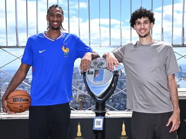 Alex Sarr (kiri) dan Zaccharie Risacher. (Foto: LA Times)