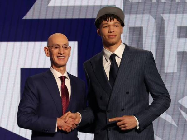 Tidjane Salaun (kanan) berpose dengan Komisioner NBA Adam Silver setelah pengumuman draft. (Foto: AP)
