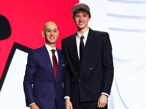 Matas Buzelis (kanan) berpose dengan Komisioner NBA Adam Silver setelah pengumuman draft. (Foto: AP)