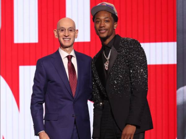 Ron Holland (kanan) berpose dengan Komisioner NBA Adam Silver setelah pengumuman draft. (Foto: AP)