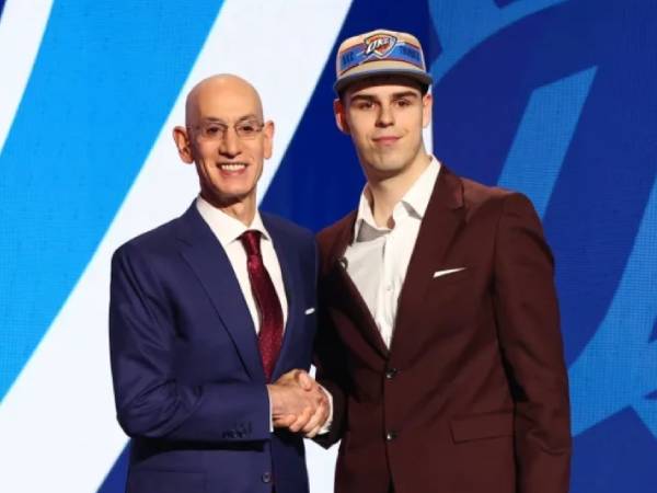 Nikola Topic (kanan) berpose dengan Komisioner NBA Adam Silver setelah pengumuman draft. (Foto: AP)