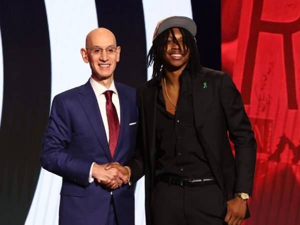 Devin Carter (kanan) berpose dengan Komisioner NBA Adam Silver setelah pengumuman draft. (Foto: AP)