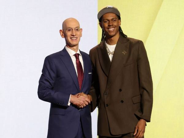 Cody Williams (kanan) berpose dengan Komisioner NBA Adam Silver setelah pengumuman draft. (Foto: AP)