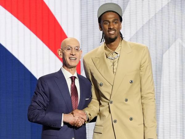 Alex Sarr (kanan) berpose dengan Komisioner NBA Adam Silver setelah pengumuman draft. (Foto: AP)