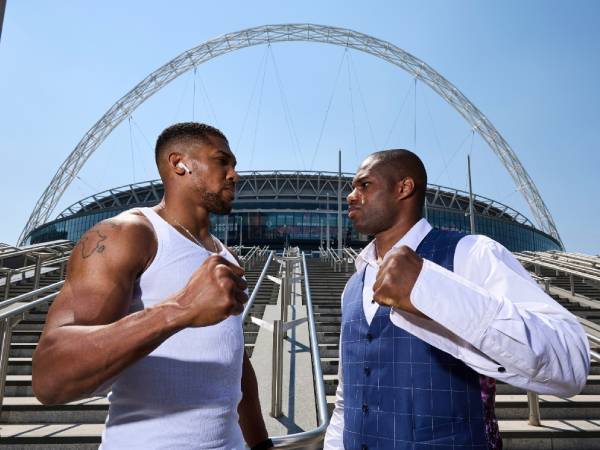 Daniel Dubois (kanan) dan Anthony Joshua berpose di depan Stadion Wembley. (Foto: AP)