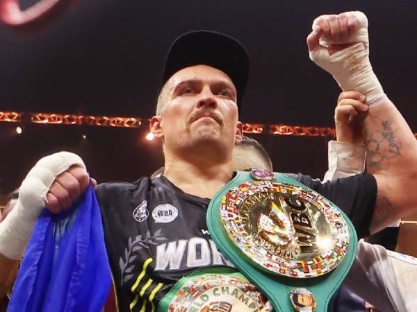 Oleksandr Usyk menyebut keputusannya untuk melepaskan sabuk IBF itu sebagai "hadiah saya untuk kalian pada 21 September. (Foto: ESPN)